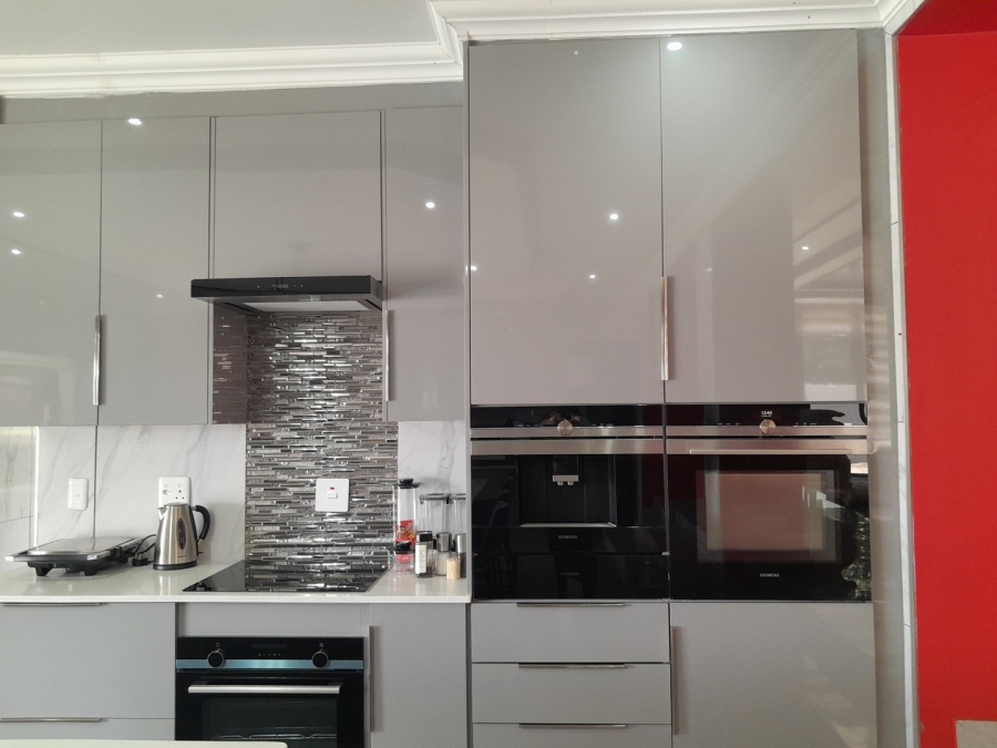 6 Bedroom Property for Sale in Kosmos Ridge North West